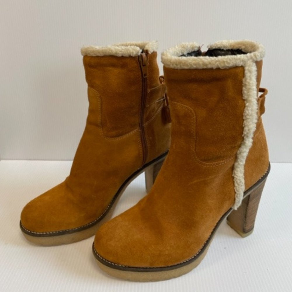 Sundance Boots, Size 7.5, Camel Suede